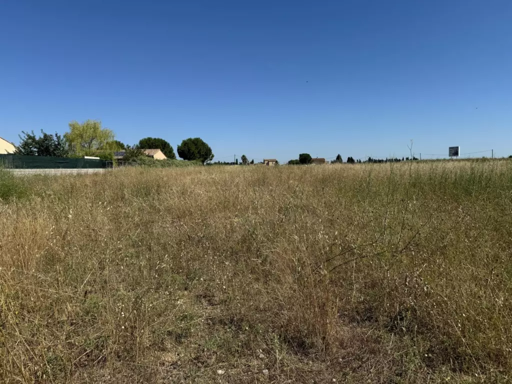 Terrain prêt à construire à Marguerittes – Emplacement privilégié, cadre verdoyant !